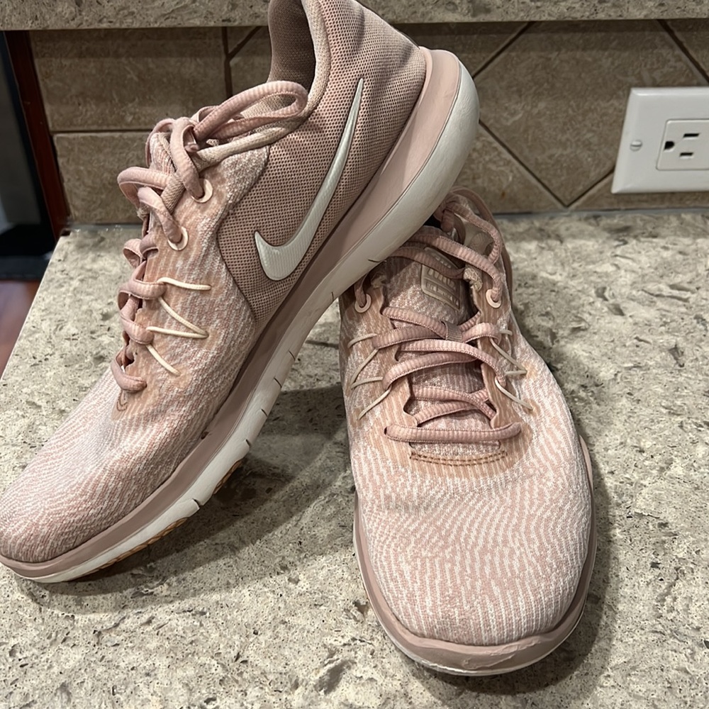 Nike Women's Flex Supreme Tr 6 Training Shoes
